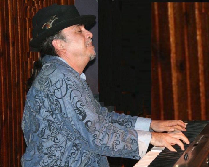 B at the piano (Saxon Pub)