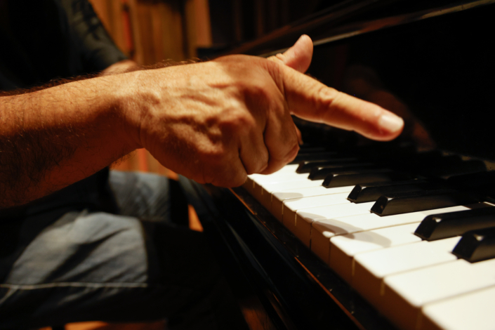 B piano pointing